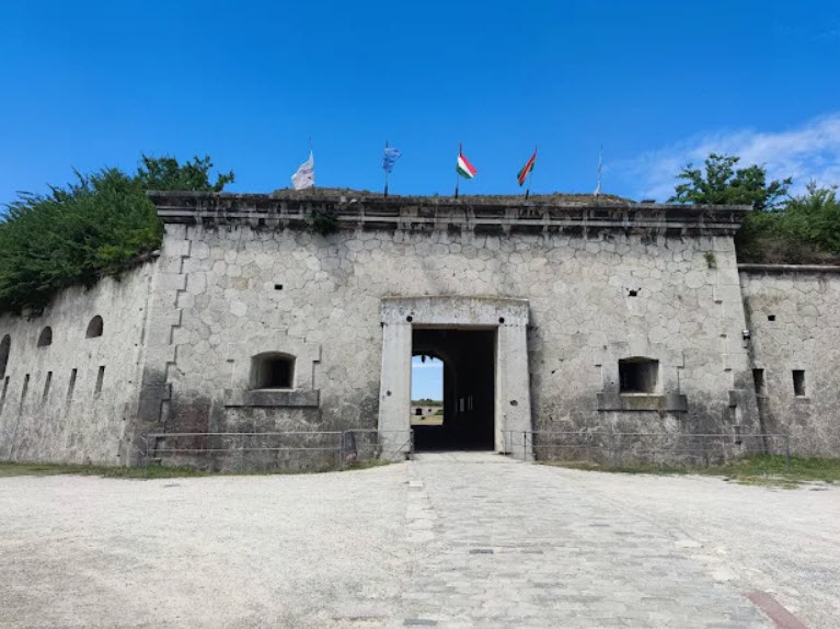 Fort Monostor, Hungary